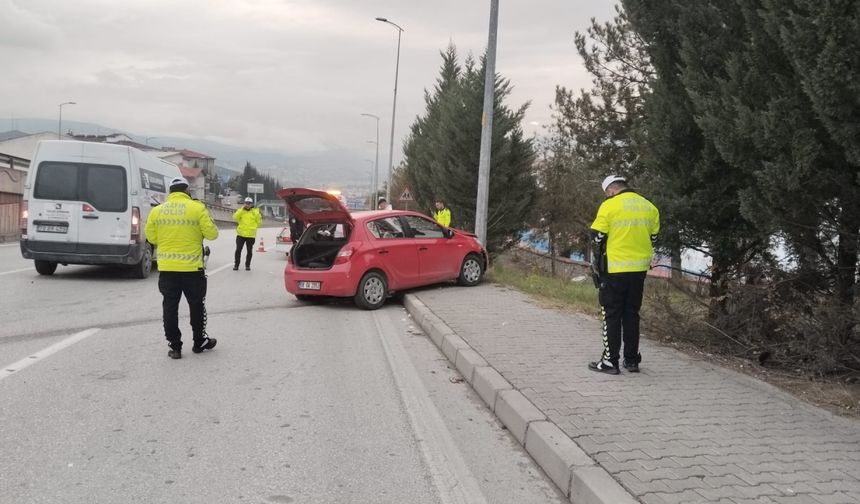 Karabük'te aydınlatma direğine çarpan otomobilde biri ağır 3 kişi yaralandı