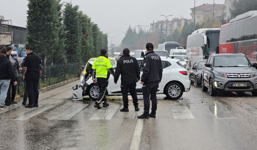 Karabük'te ciple çarpışan otomobilin sürücüsü yaralandı