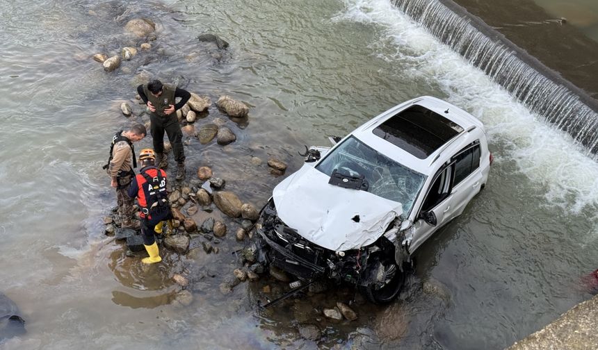 Rize'de öğrenci servisi ile otomobilin çarpıştığı kazada 10 kişi yaralandı