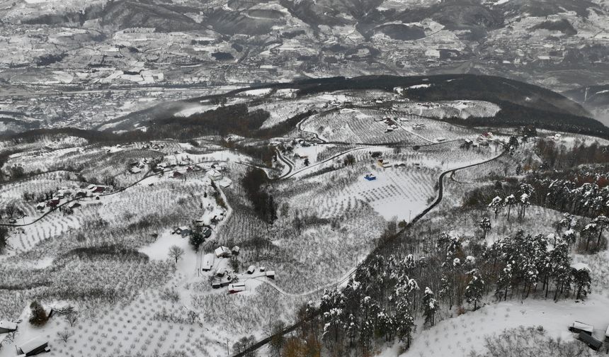 Sakarya, Bolu ve Düzce'nin yüksek kesimlerini kaplayan kar havadan görüntülendi