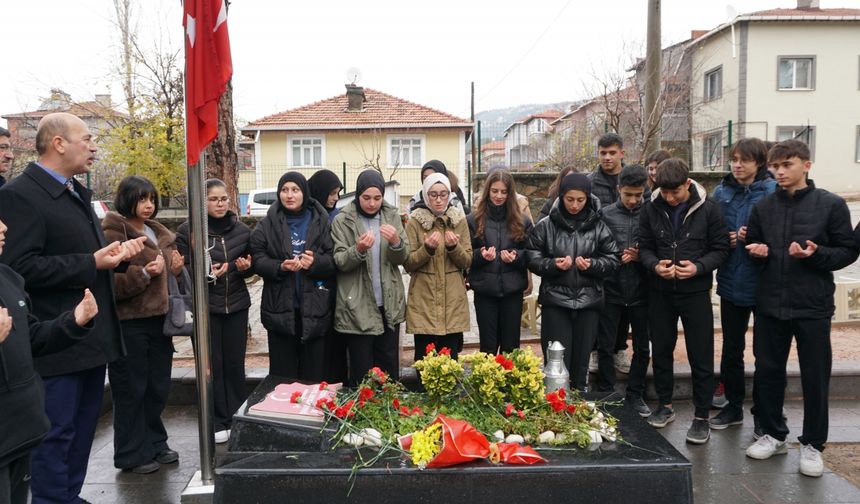 Şehit öğretmen Şenay Aybüke Yalçın Öğretmenler Günü'nde kabri başında anıldı