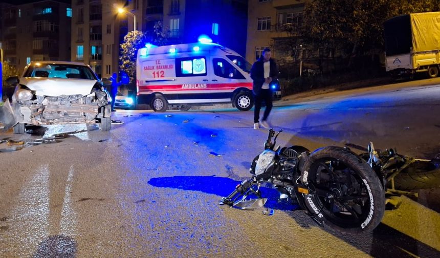 Sinop'ta otomobille çarpışan motosikletin sürücüsü yaralandı