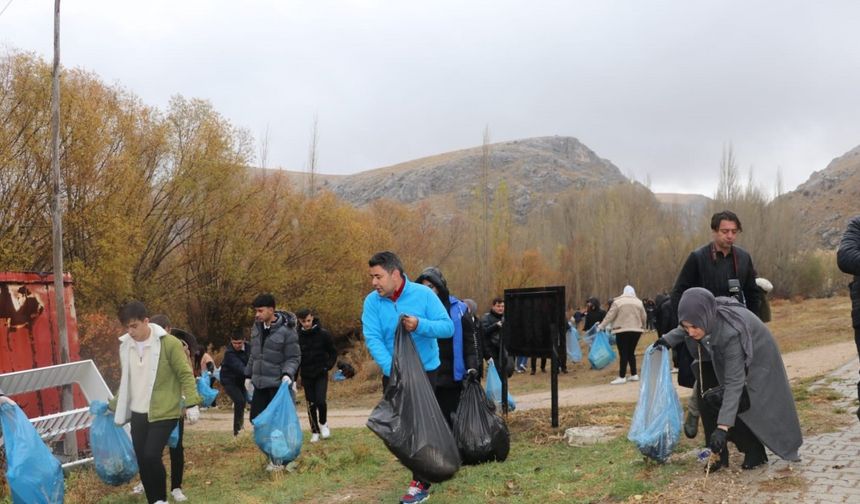 Anadolu’nun nazar boncuğunun çevresini yağmur altında temizlediler