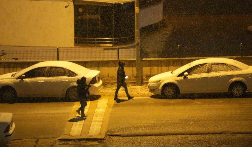 Kastamonu’da şehir merkezine mevsimin ilk karı düştü