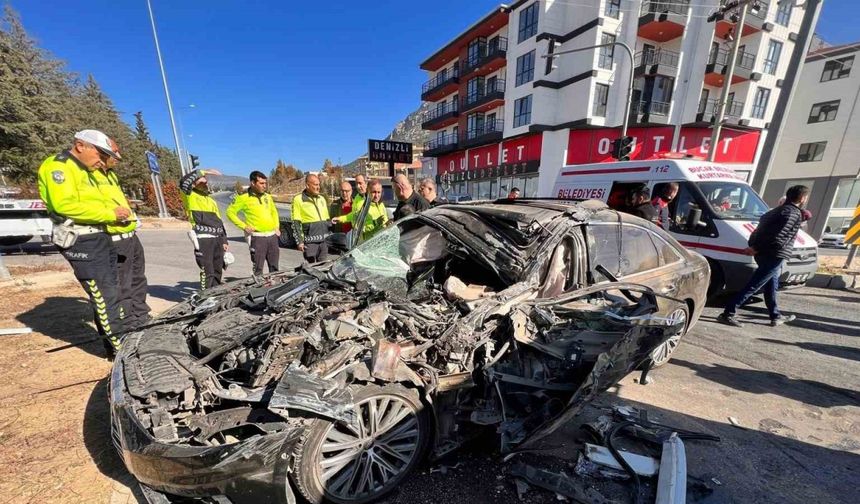 Kırmızı ışık ihlali yapan lüks otomobilin kamyona çarptığı kazada can pazarı