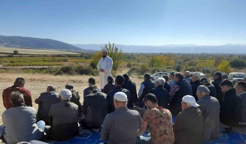 Manisa’da vatandaşlar yağmur duasına çıktı