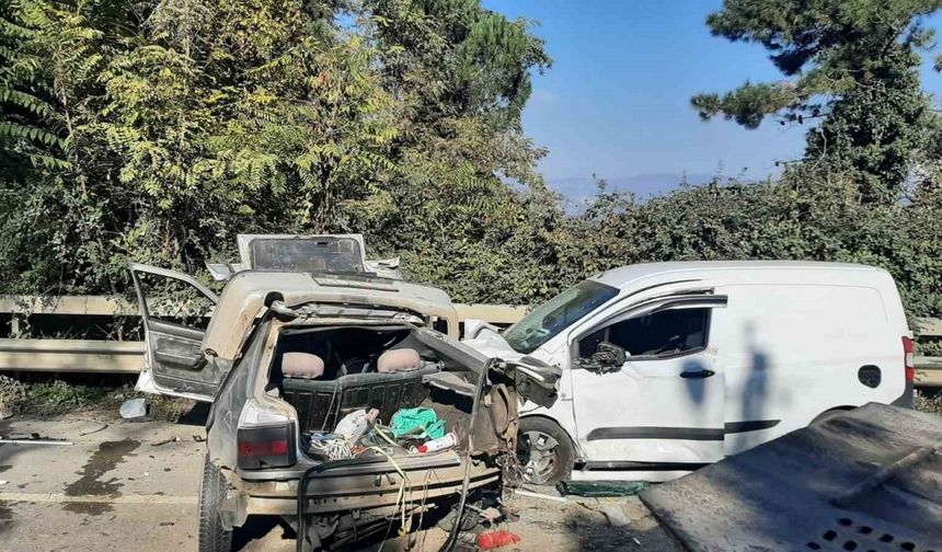 Sakarya’da otomobil ile hafif ticari araç çarpıştı: 1’i ağır 2 yaralı