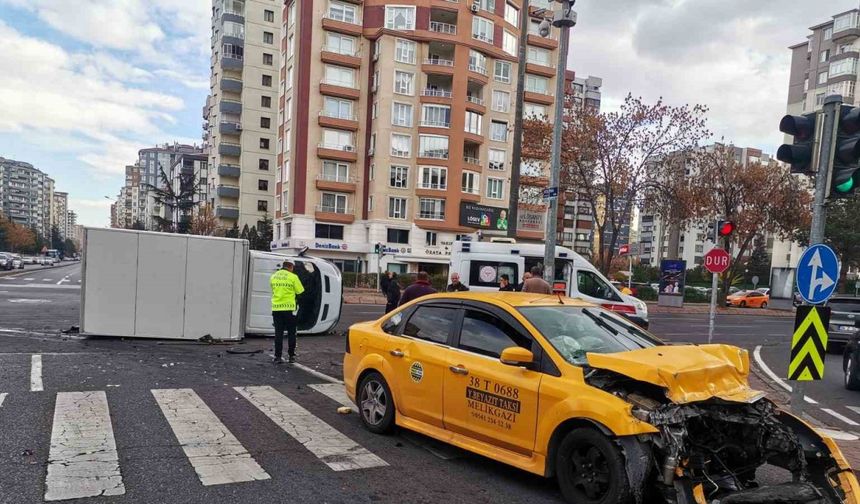 Ticari taksi ile çarpışan kamyonet devrildi: 6 yaralı