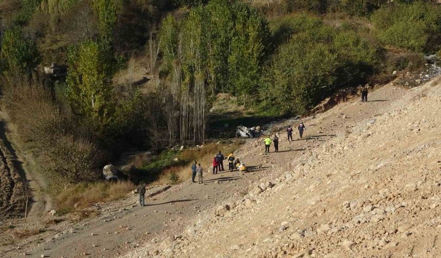 Trafiğe kapalı yola giren araç dere yatağına uçtu: 1 ölü