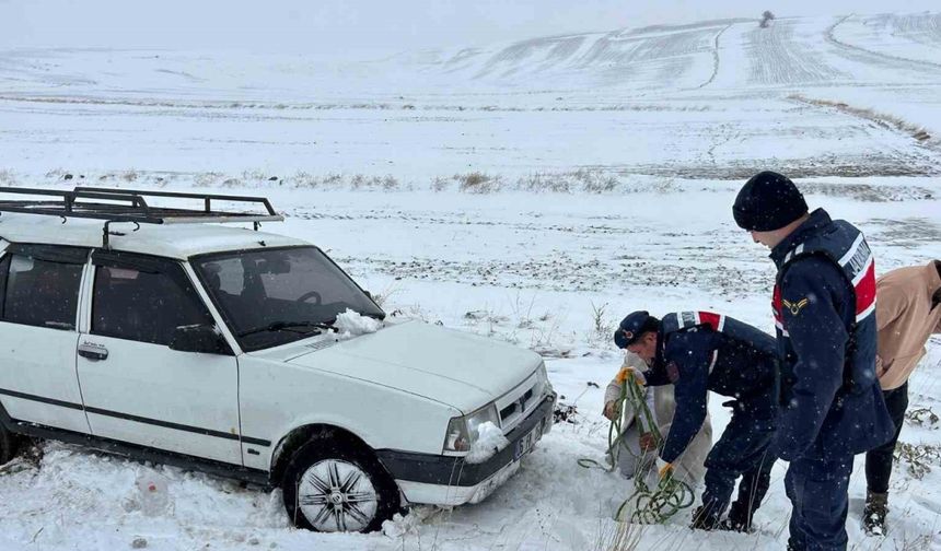 Yolda kalanların yardımına jandarma yetişti