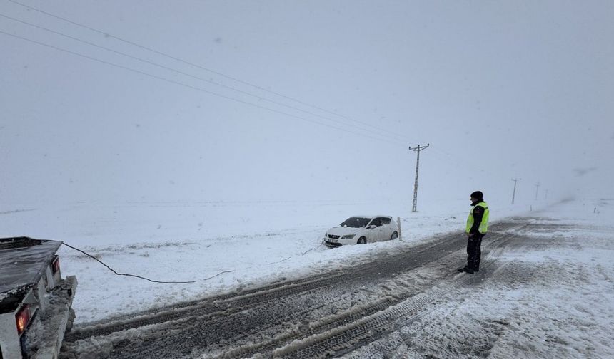 Yozgat’ta yoğun kar yağışı aracın kara saplanmasına neden oldu