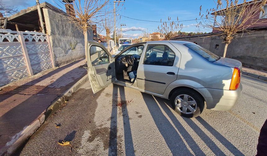 Cumhuriyet Caddesi’nde feci kaza: Otomobil ağaca çarptı!