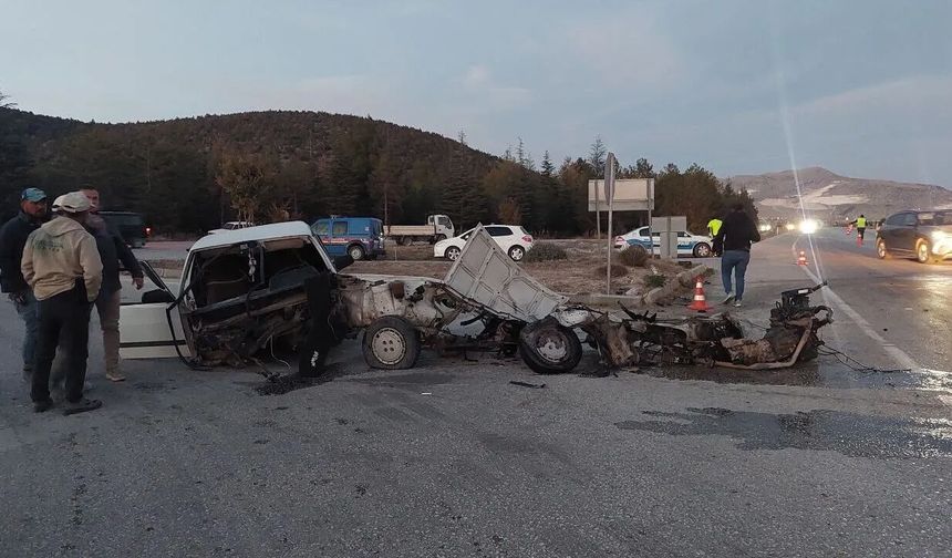Burdur Karamanlı'da feci kaza: Tofaş ikiye bölündü, 6 kişi yaralı!