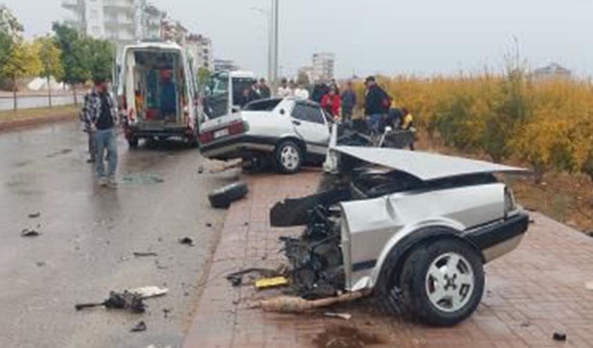 Antalya'da korkunç kaza: Otomobil direğe çarpıp ikiye bölündü!