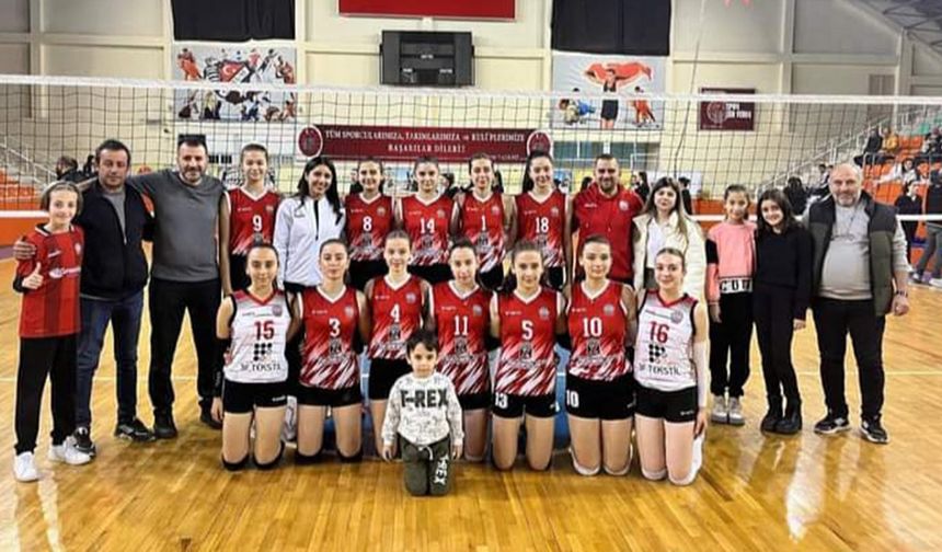 Osmancık'ın genç kızları, yine zirvede! Osmancık Belediyespor Voleybol Takımı üst üste 7. kez şampiyon oldu!