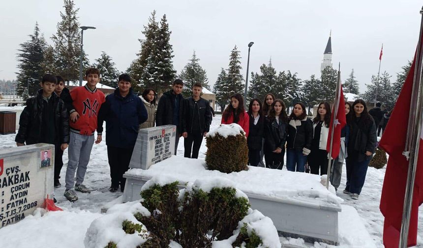 Kargılı öğrenciler Cumhuriyet Şarkısı Filmini izleyip, Şehitliği ziyaret etti