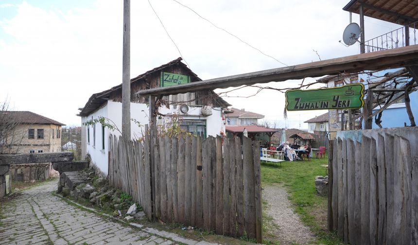 Ata yadigarı evde geçmişi yaşatıyor, bahçesinde damakları tatlandırıyor