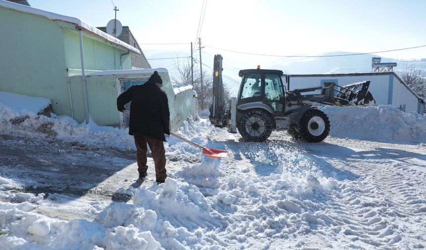 Bayburt'ta karla mücadele çalışmaları devam ediyor