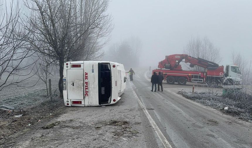 Bolu'da servis midibüsü devrildi! Çok sayıda yaralı var