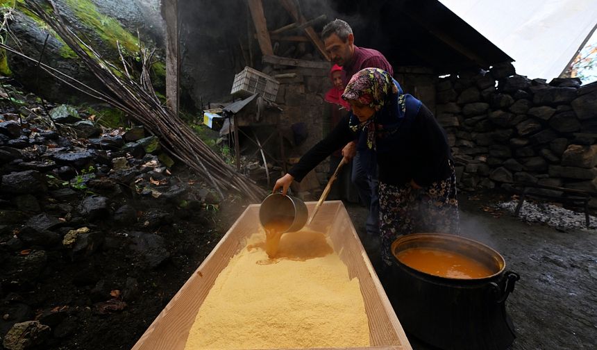 Köydekiler Köşeli ailesinin pişirip dağıttığı bal kabaklı mısır ekmeğini bekliyor