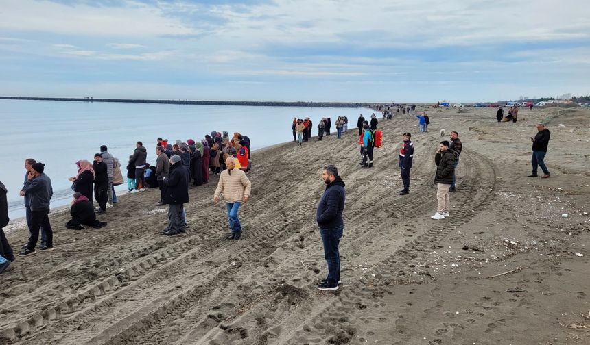 Samsun'da kaybolan 2 balıkçıyı arama çalışmaları devam ediyor