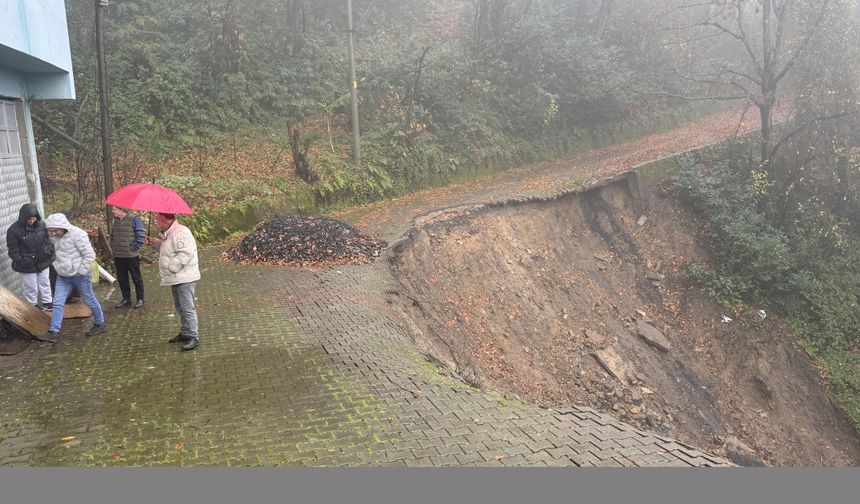 Zonguldak'ta mahalle sakinleri heyelan nedeniyle çöken yolların yapılmasını istiyor