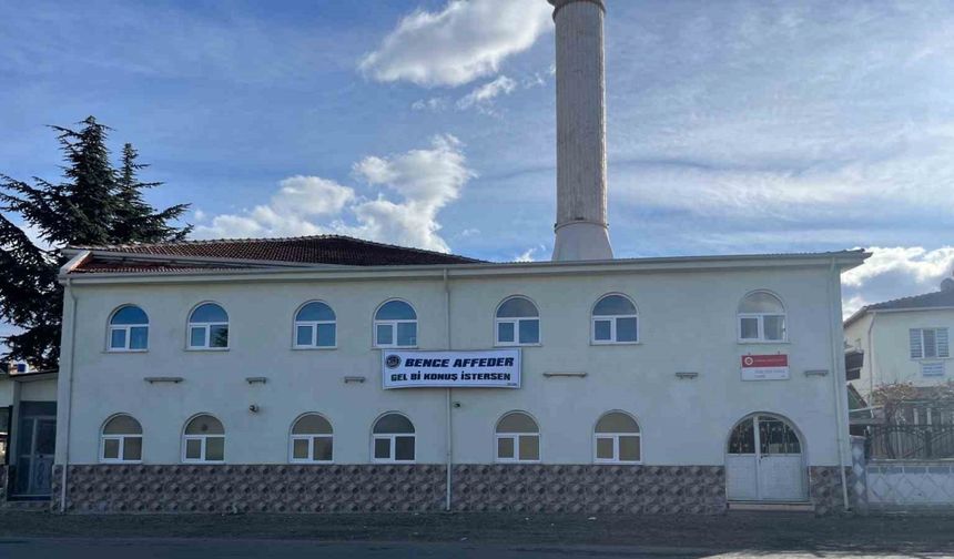 Eskişehir’deki Yavuz Camii’nin duvarına “Bence affeder, gel konuş istersen” pankartı asıldı