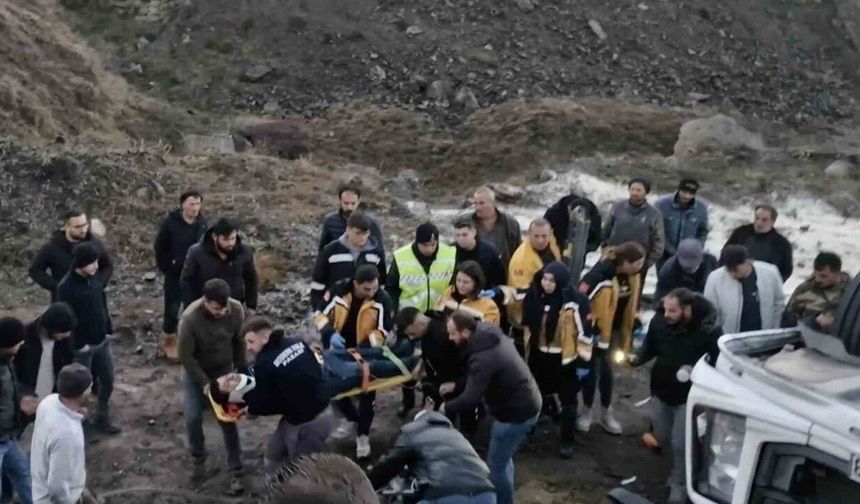 Çorum'da pirinç yüklü tır devrildi, trafiği felç etti! Yaralılar 2 saat süren çaba ile kurtarıldı