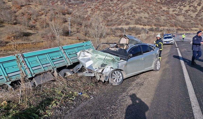 Çorum'da feci trafik kazası! Kamyonla çarpışan otomobil hurdaya döndü: 2 ölü!