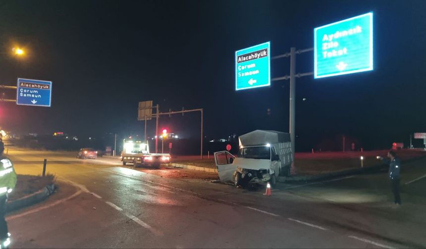 Çorum'da korkutan kaza: Alaca'da kamyonet ve otomobil çarpıştı; Yaralılar var