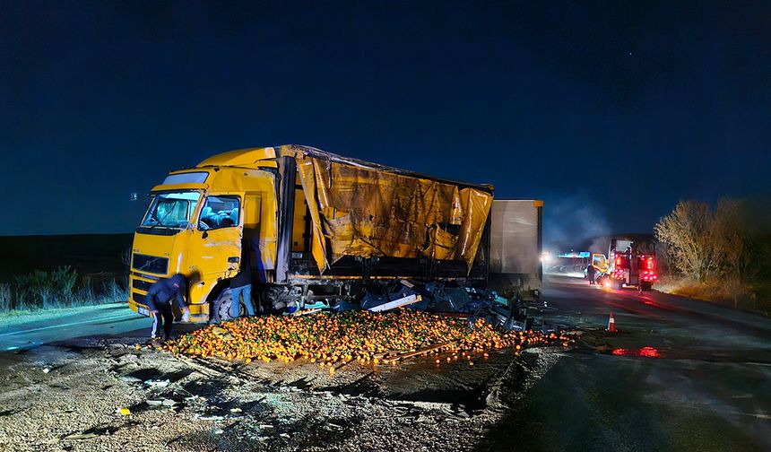 Alaca'da mandalina yüklü kamyon devrildi, Yozgat-Çorum yolu trafiğe kapandı!