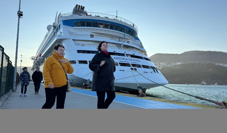 "Astoria Grande" kruvaziyeri Amasra'ya yılın ilk seferini yaptı