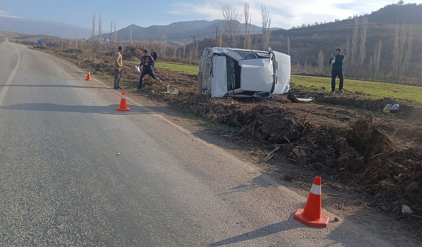 Çorum'da korkutan kaza: Otomobil devrildi, eski muhtar yaralandı