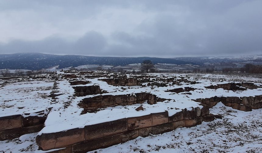 Çorum'un 3 bin 500 yıllık ören yeri Şapinuva beyaz örtüyle kaplandı