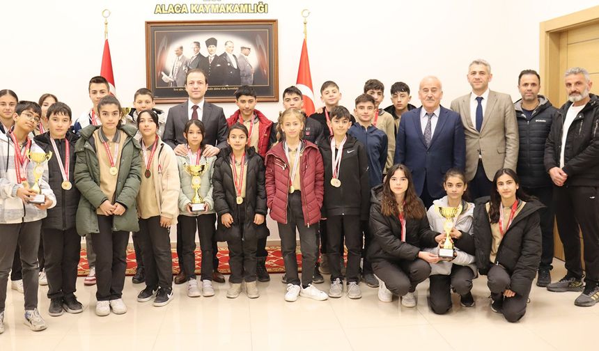 Alaca Kaymakamı Engin Tok başarılı sporcu öğrencileri tebrik etti