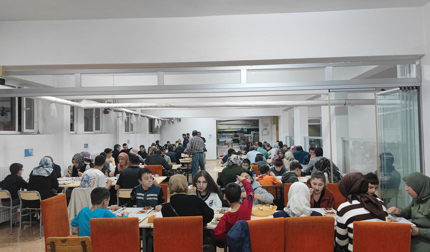 Oğuzlar'da öğrenciler ve protokol üyeleri Ramazan iftarında buluştu