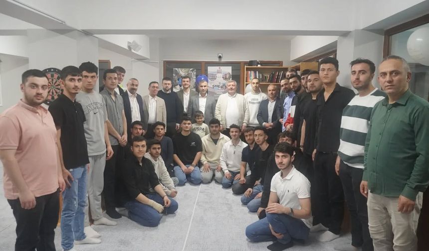 Çorum'un Osmancık İlçe Kaymakamı Duman, gençlerle iftarda buluştu