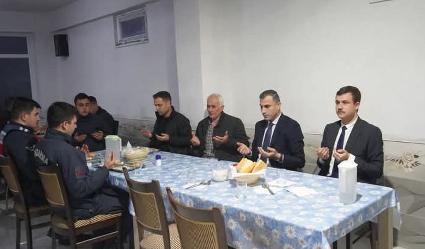 Çorum'un Osmancık İlçe Kaymakamı Duman, Ramazan sofrasında köylülerle buluştu