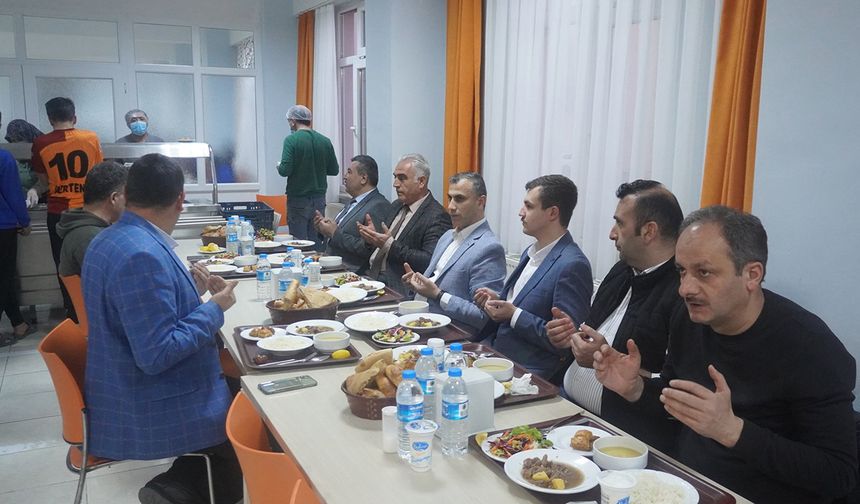 Çorum'un Osmancık İlçe Kaymakamı Furkan Duman, pansiyon öğrencileriyle iftarda buluştu