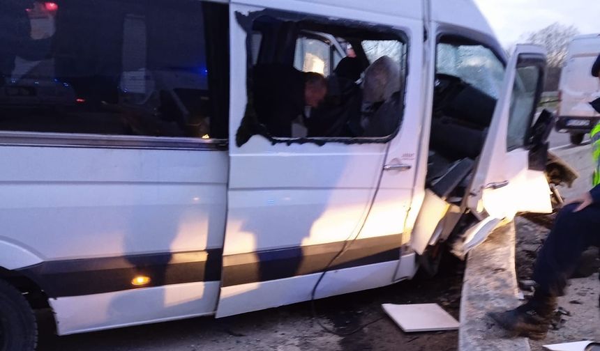 İşçi servisi istinat duvarına çarptı: 21 yaralı