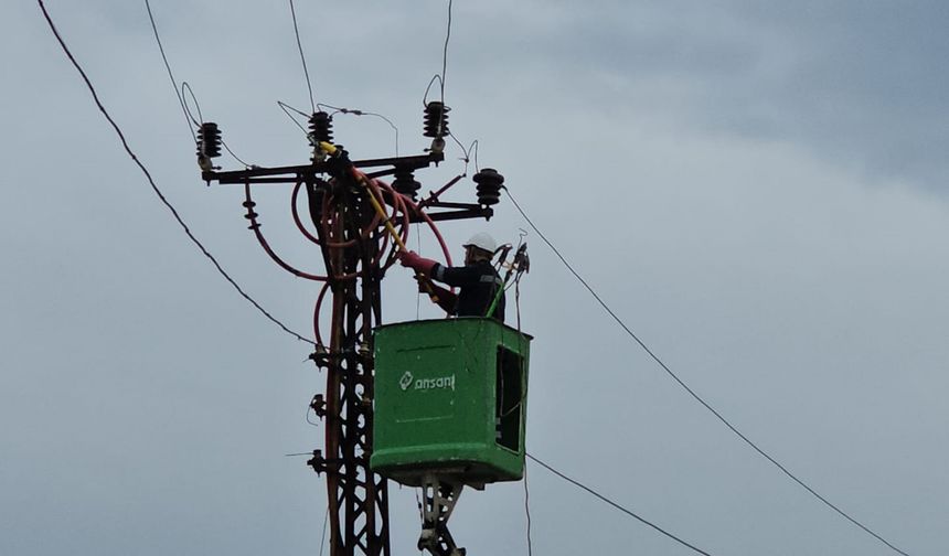 Çorum'da Elektrik Direğinde Patlama: Kablolar Yola Düştü, Ekipler Harekete Geçti