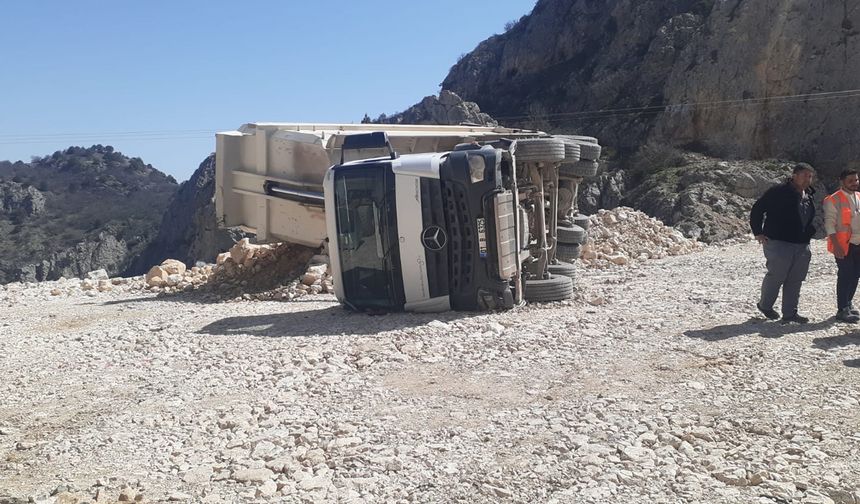 Çorum'da Hafriyat Kamyonu Devrildi: Sürücü Kazayı Ucuz Atlattı