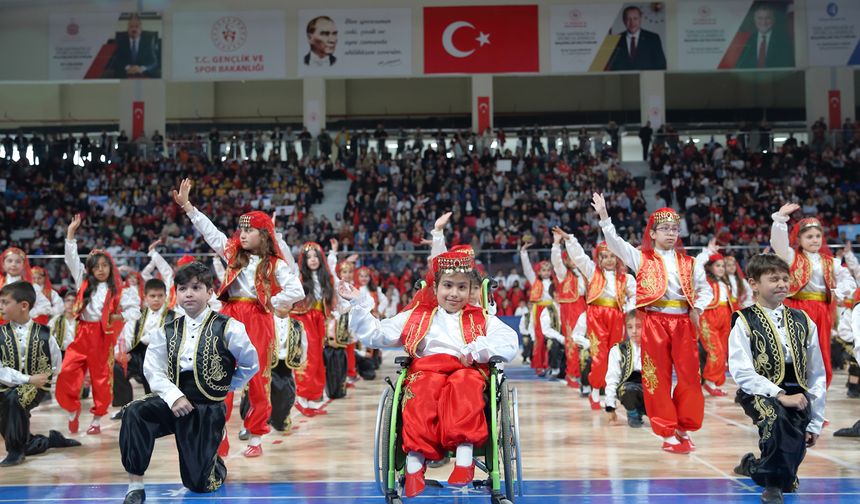 Çorum'da Tekerlekli Sandalyesiyle Halk Oyunları Oynayan Selenay, 23 Nisan’a Damga Vurdu