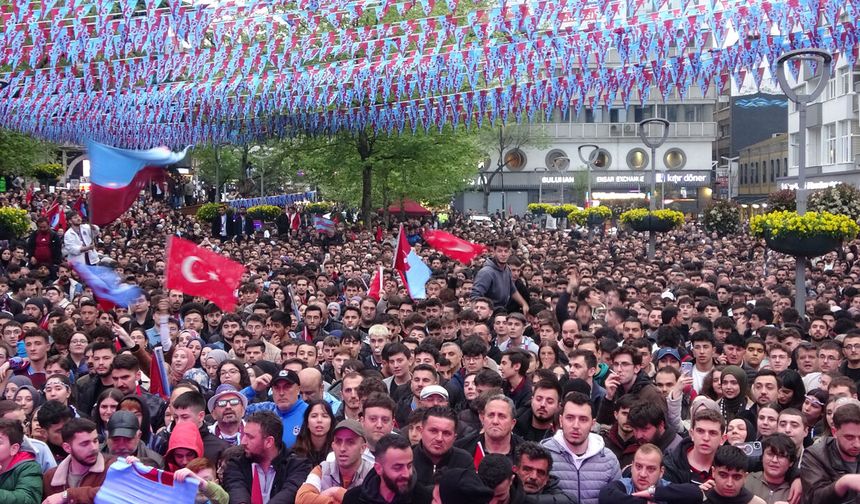 Trabzonspor U19 finalde kaybetti, Trabzon'daki taraftar gururla alkışladı
