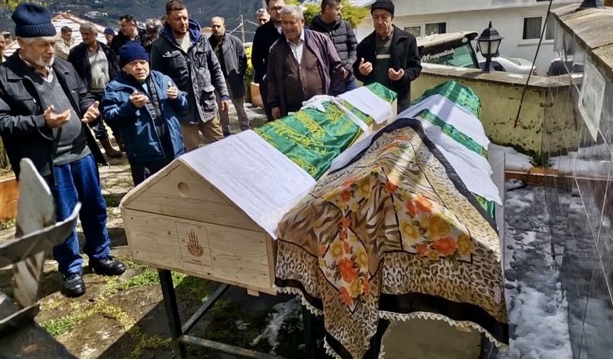 Sinop'ta trafik kazasında ölen karı, koca toprağa verildi