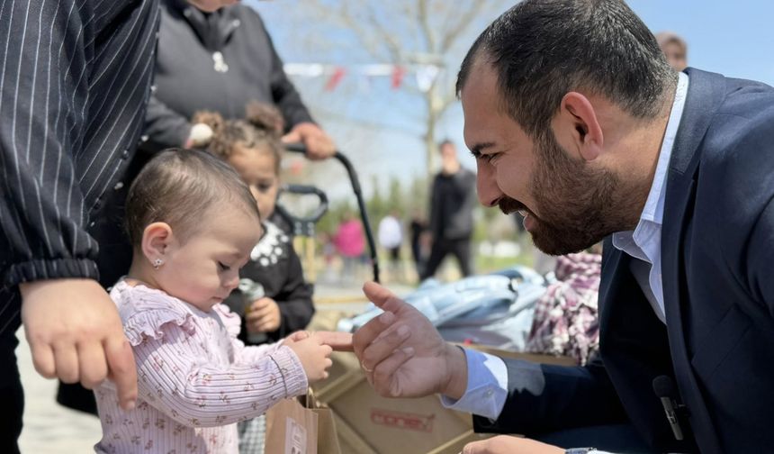 AK Gençlik 23 Nisan’da çocuklara hediyeler dağıttı