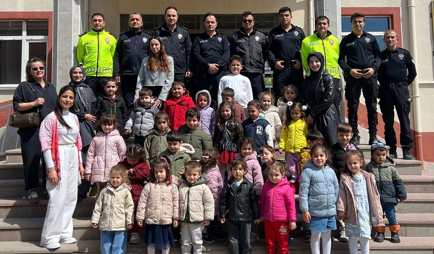 Polisler gözyaşlarını tutamadı: Çocuklardan duygu yüklü ziyaret