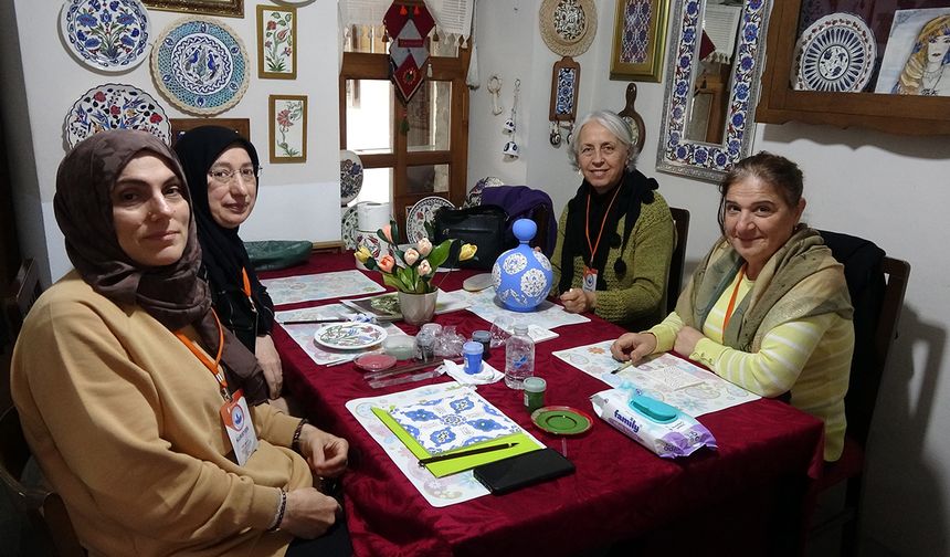 Trabzon’da Çini Kursuna Yoğun İlgi: Kursiyerler Hem Üretiyor Hem Kazanıyor