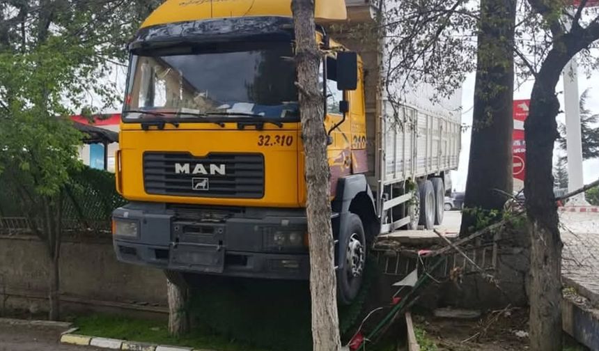 Sungurlu’da "Duvara Asılı Kamyon" Görenleri Şaşırttı