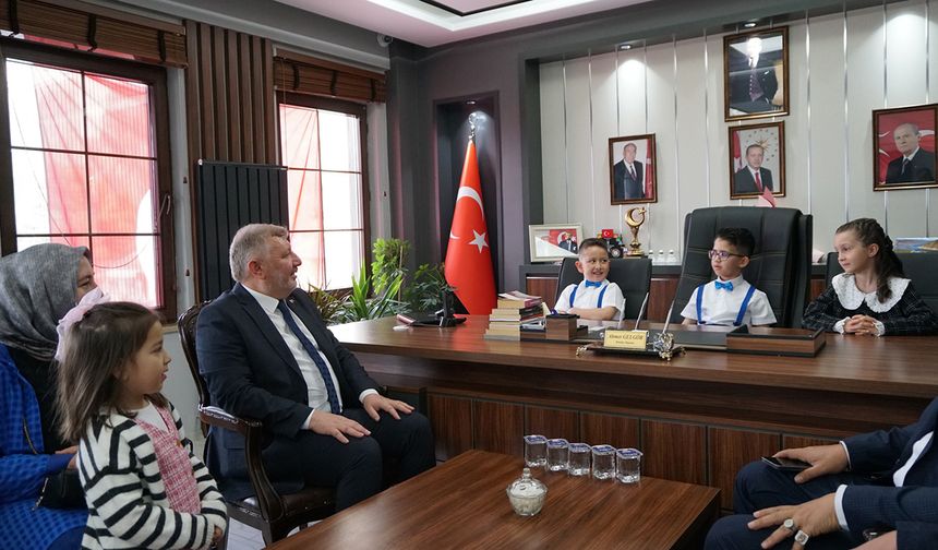 Osmancık’ta 23 Nisan’ın en tatlı anı: Yiğit Başkan koltuğu devraldı